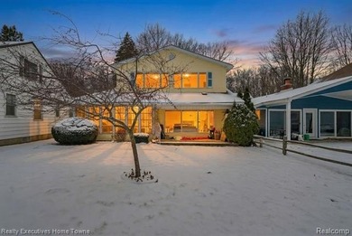 Beach Home Active Under Contract in Fort Gratiot, Michigan