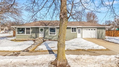 Beach Home Active Under Contract in Gladstone, Michigan
