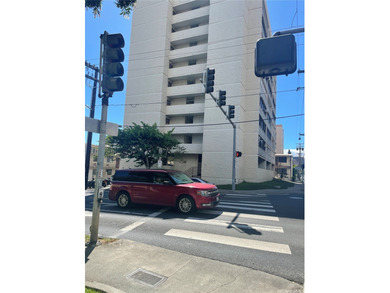 Beach Condo Active Under Contract in Honolulu, Hawaii