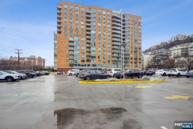 Beach Home For Sale in Edgewater, New Jersey