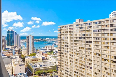 Beach Condo Active Under Contract in Honolulu, Hawaii