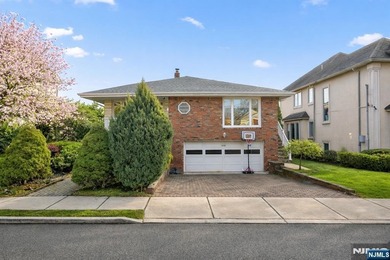 Beach Home For Sale in Fort Lee, New Jersey