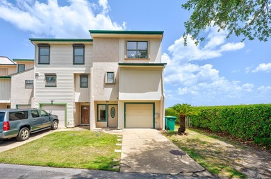 Beach Townhome/Townhouse Sale Pending in Fort Walton Beach, Florida