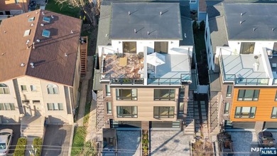 Beach Home For Sale in Fort Lee, New Jersey