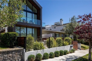 Beach Condo For Sale in Corona Del Mar, California