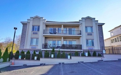 Beach Condo For Sale in Staten Island, New York