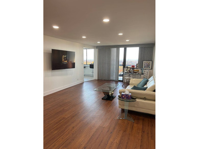 Beach Condo For Sale in Bayside, New York