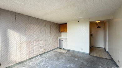 Beach Condo Active Under Contract in Honolulu, Hawaii