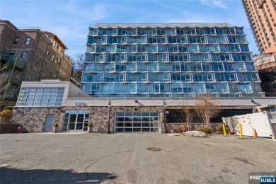 Beach Home For Sale in Edgewater, New Jersey