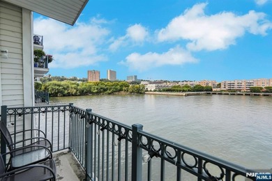 Beach Condo For Sale in Edgewater, New Jersey