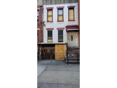 Beach Home For Sale in Long Island City, New York