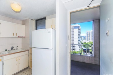 Beach Condo Active Under Contract in Honolulu, Hawaii