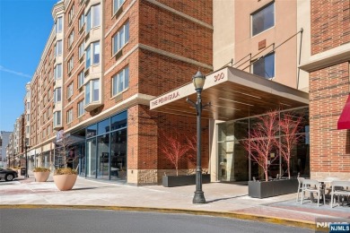 Beach Home For Sale in Edgewater, New Jersey