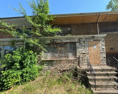 Beach Townhome/Townhouse For Sale in Chicago, Illinois