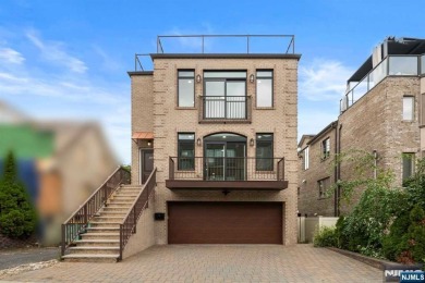 Beach Home For Sale in Edgewater, New Jersey