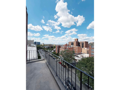 Beach Home For Sale in Flushing, New York