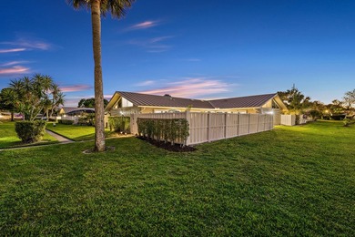 Beach Townhome/Townhouse Active Under Contract in Palm Beach Gardens, Florida