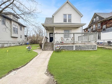 Beach Home Active Under Contract in Escanaba, Michigan