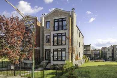 Beach Townhome/Townhouse For Sale in Chicago, Illinois