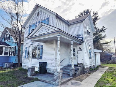 Beach Home Sale Pending in Escanaba, Michigan