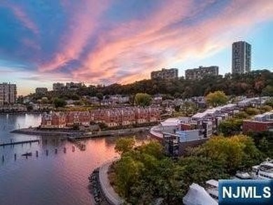 Beach Home For Sale in Edgewater, New Jersey