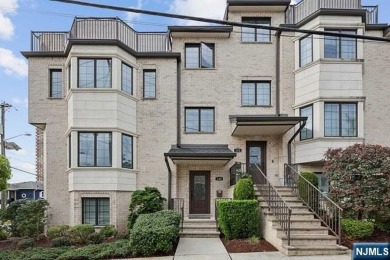 Beach Home For Sale in Fort Lee, New Jersey