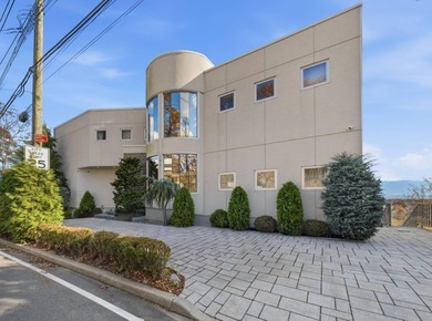 Beach Home For Sale in Staten Island, New York