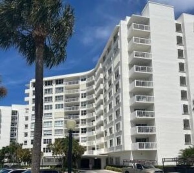 Beach Apartment For Sale in West Palm Beach, Florida