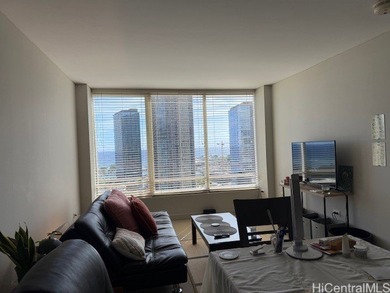 Beach Condo Active Under Contract in Honolulu, Hawaii