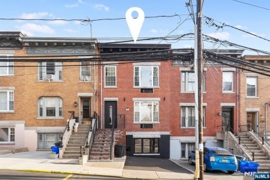 Beach Home For Sale in Edgewater, New Jersey