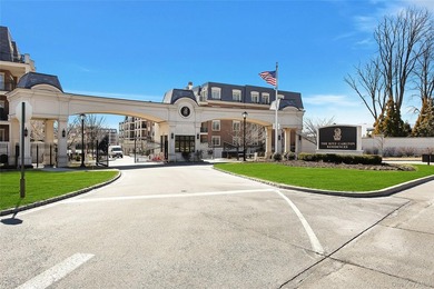 Beach Condo For Sale in North Hills, New York