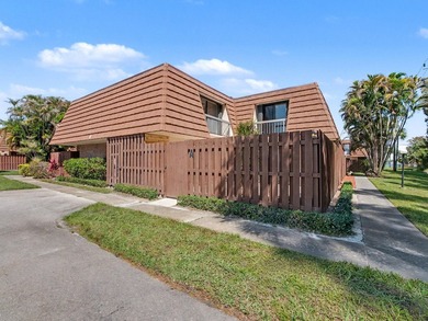 Beach Townhome/Townhouse Active Under Contract in Jupiter, Florida