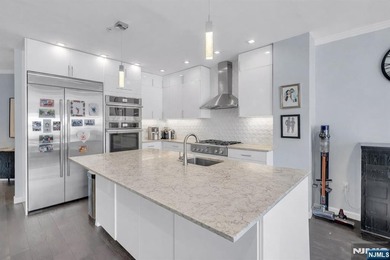 Beach Home For Sale in Edgewater, New Jersey