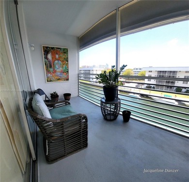 Beach Condo For Sale in North Miami Beach, Florida