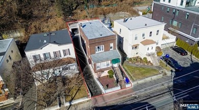 Beach Home For Sale in Edgewater, New Jersey