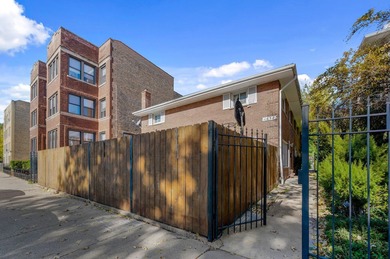 Beach Townhome/Townhouse Active Under Contract in Chicago, Illinois