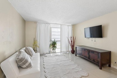 Beach Condo For Sale in Lauderdale Lakes, Florida