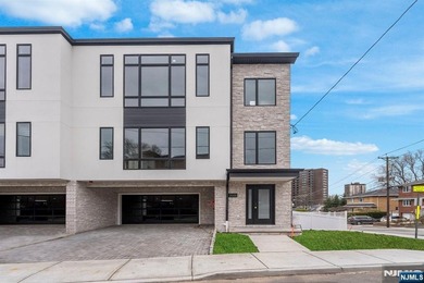 Beach Home For Sale in Fort Lee, New Jersey