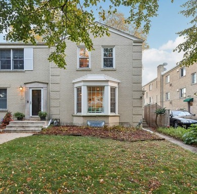 Beach Townhome/Townhouse Active Under Contract in Evanston, Illinois