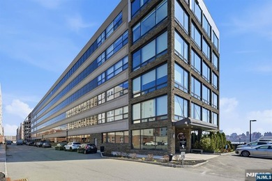 Beach Home For Sale in Edgewater, New Jersey