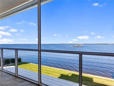Beach Townhome/Townhouse Sale Pending in Fort Myers, Florida
