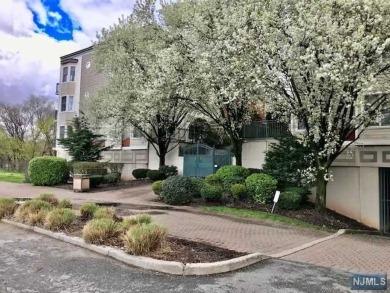 Beach Condo For Sale in Edgewater, New Jersey