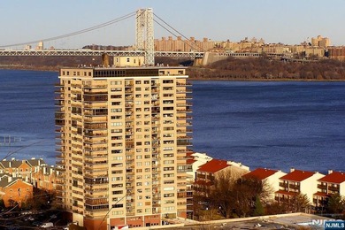 Beach Condo For Sale in Edgewater, New Jersey
