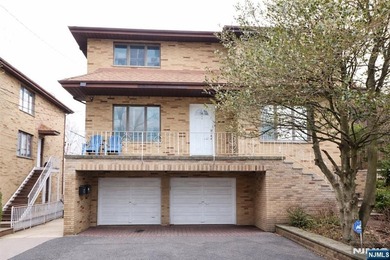 Beach Home For Sale in Fort Lee, New Jersey