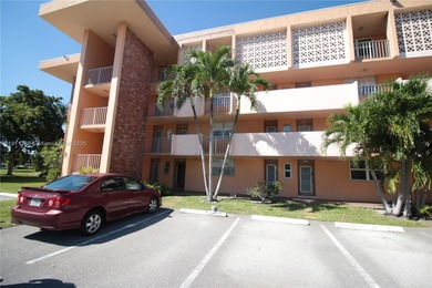 Beach Condo For Sale in Lauderdale Lakes, Florida