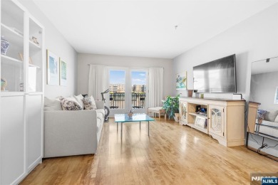 Beach Home For Sale in Edgewater, New Jersey