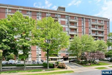 Beach Home For Sale in Fort Lee, New Jersey