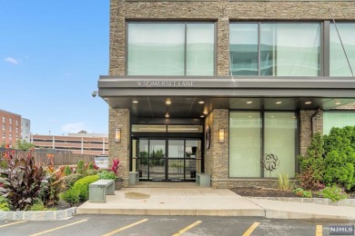 Beach Condo For Sale in Edgewater, New Jersey