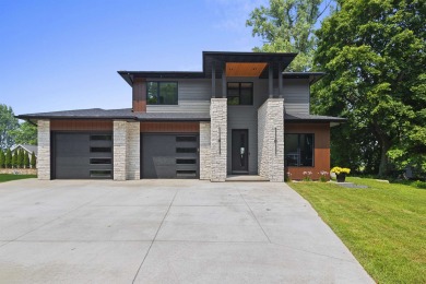 Beach Home For Sale in Green Bay, Wisconsin