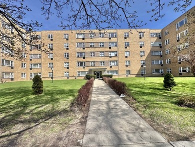 Beach Condo Active Under Contract in Chicago, Illinois